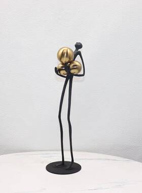 现代轻奢样板间客厅软装抱球人物雕塑摆件酒店展厅金属艺术品摆设