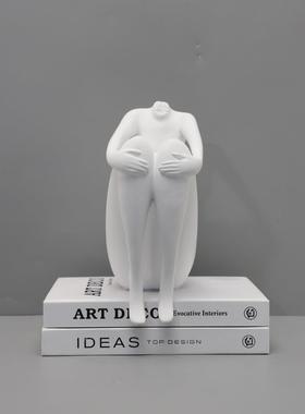现代简约坐姿抱腿人物雕塑摆件样板间客厅玄关茶几家居装饰品