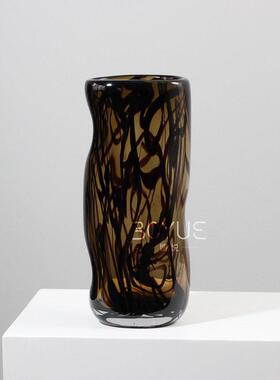现简约棕色渲染黑条纹波浪琉形璃花样板间客厅餐厅桌面软装饰