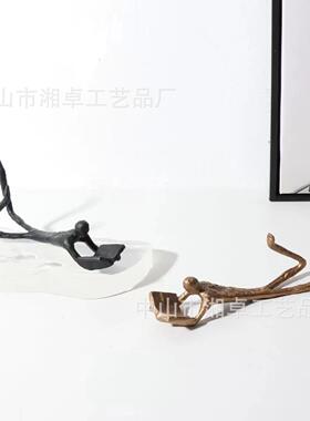 现代简约创意合金看书小人样板间酒店私人会所书房桌面摆件