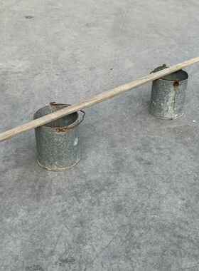 民俗老物件老式大号扁担箩筐竹编筐挑担铁桶影视舞台道具装饰摆件