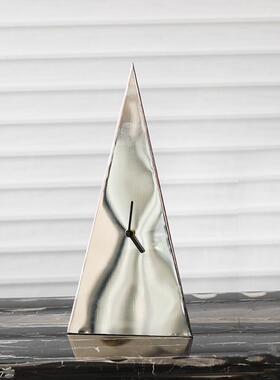 金属座钟摆件样板房设计师款极简软装饰品几何三角形格调艺术时钟