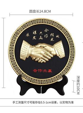 工艺品合作共赢握手商务礼品公司企业家办公室定制logo装饰品摆件