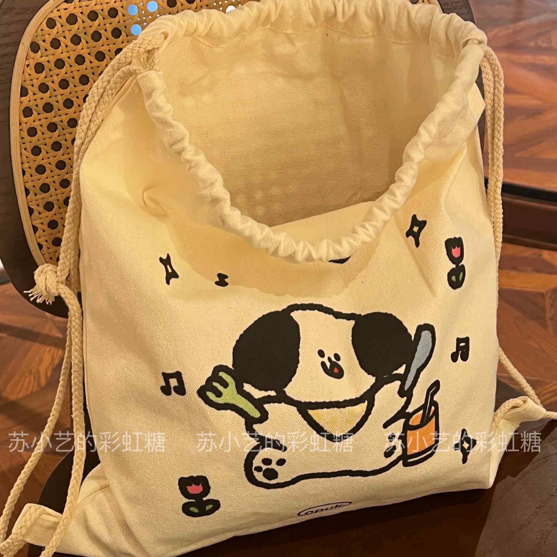 原创设计野餐小狗可爱卡通米色印花双肩布袋束口抽绳帆布袋双肩包,淘宝优惠券,粉丝福利购,淘宝优惠卷
