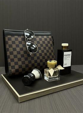 罗家样板房衣帽间轻奢衣服皮鞋软装咖色主题商务男士衣柜装饰西服