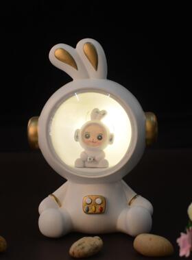 新款直销太空兔小夜灯可爱兔子少女心毕业礼物树脂摆件卡通模型桌