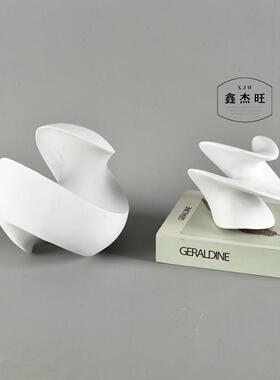 现代简约白色异形旋转扭曲陀螺摆件摆设样板房售楼处书房软装饰品