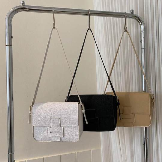 质感韩版时尚洋气秋季新款纯色简约个性单肩斜挎腋下小方女包