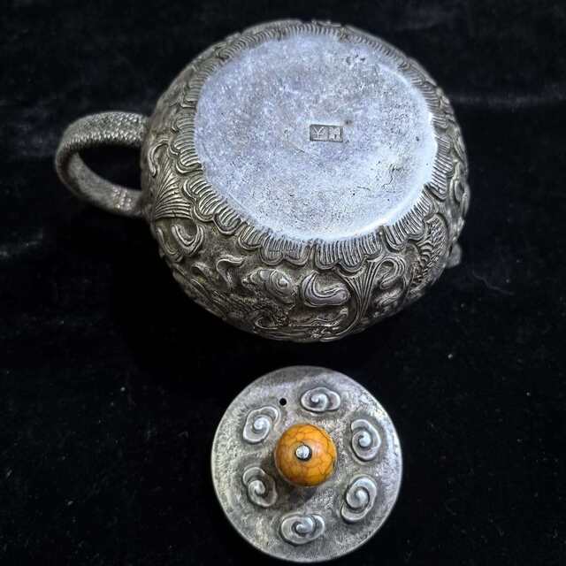 Handicrafts, antiques and miscellaneous collections, antique and aged exquisite dragon pots, engraved dragon wine pots, teapots, handicraft ornaments