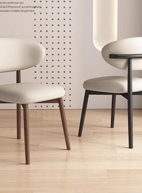 北欧实木餐椅家用复古设计师餐桌椅子法式奶油中古原木书桌靠背凳