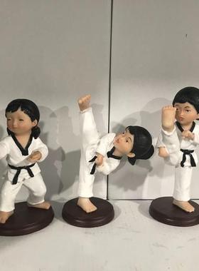 树脂工艺品小跆拳道人物模型女侧踢腿武术蛋糕装饰创意摆件送礼