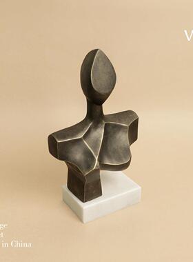 梵其抽象艺术旧铜色人物雕塑摆件样板间办公室书房酒柜创意工艺品