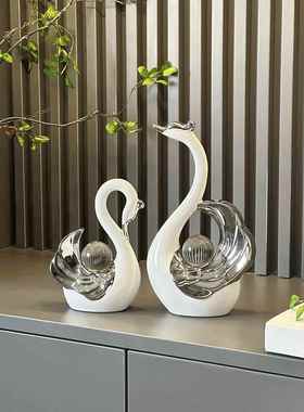 高档高颜值水球情玄侣天摆件现代轻奢家居关客厅鹅酒晶柜电视柜装