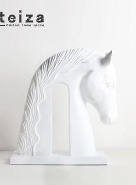 Oteiza简约现代创意的彷木纹马头样板间酒店玄关客厅软装书房摆件