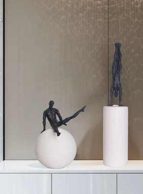 简约创意客厅电视柜摆件高级感家居软装饰品艺术风人物雕塑工艺品
