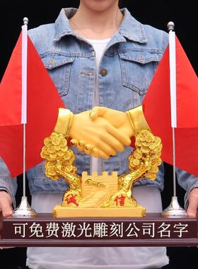 2026合作共赢握手红旗摆件办公会议室桌面装饰品公司开业礼物送客