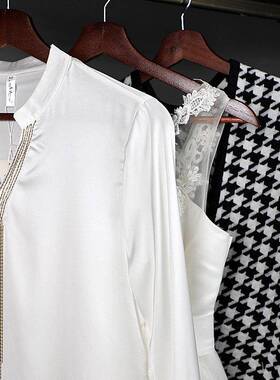 现代样板房衣帽间摆件软装样板间展厅衣柜装饰黑白色衣服饰品鞋包