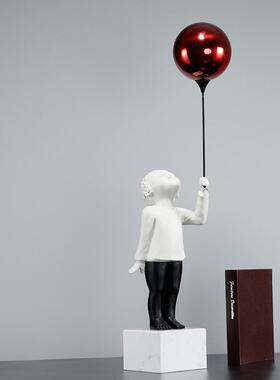 北欧样板房奢电视柜客厅雕塑人物轻软男孩简约气球现代摆件装饰品