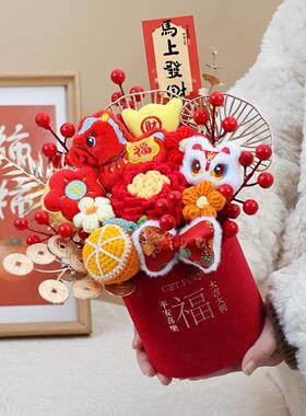 新年仿真花束手工针织玫瑰心想事成喜庆年宵发财果装饰抱抱桶礼物