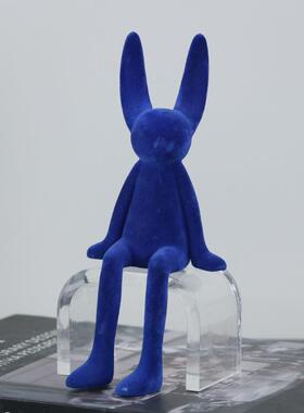 现代蓝色植绒坐姿兔人摆件售楼处样板房儿童房床头柜时尚轻装饰品