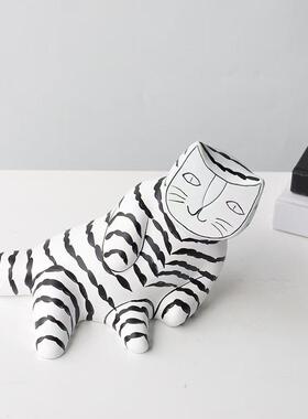 现代简约手绘轻奢黑白条纹猫树脂猫摆件样板房售楼处软装品汤圆猫