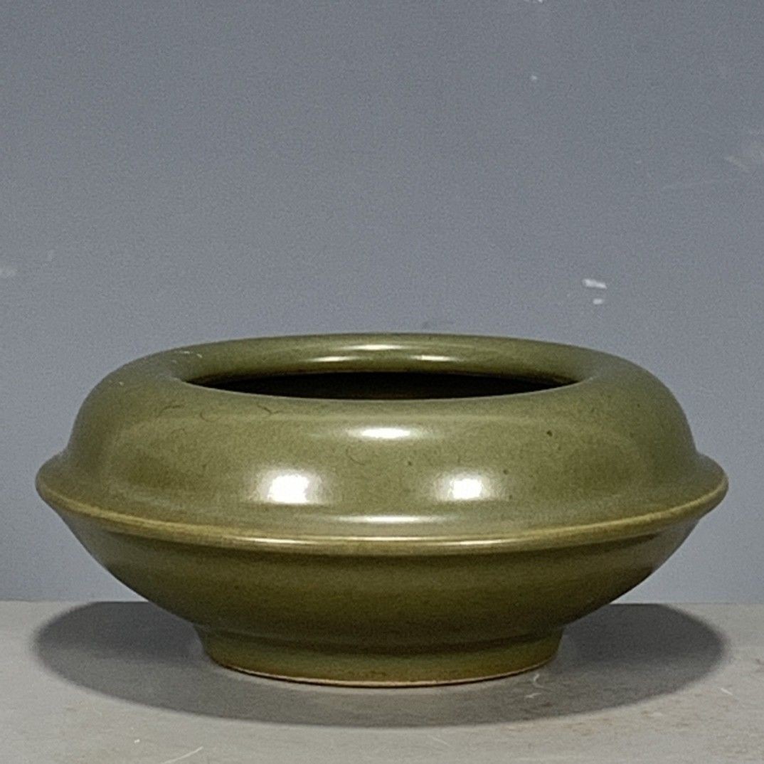 中国大明嘉靖年製粉彩軸里龍文香合-