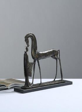 现代简约创意金属人物马覆古摆件家居客厅书房饰品酒店样板房软装