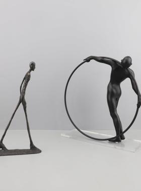 现代简约铸铁人物创意摆件客厅卧室玄关电视柜书房样板房家居饰品