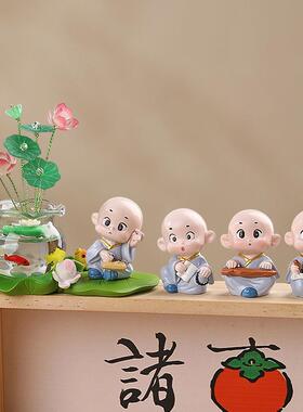 办公茶桌面小摆件锦鲤好运文化创意礼品可爱汽车摆件和尚荷叶底座