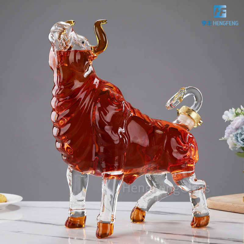 Bull-shaped craft-shaped wine bottle gift ornaments, head-up cow animal-shaped high borosilicate glass bubble wine bottle