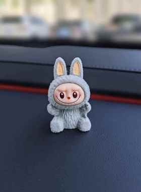 爆款可爱植绒坐姿labubu拉布布桌面饰品摆件车载中控台装饰用品