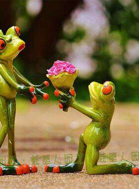 新品旅行青蛙树脂摆饰桌面客厅酒柜装饰橱窗创意男女生日礼物搞笑