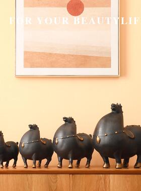 采购产品创意办公饰品，客厅桌面动物马工艺品，幸运陶瓷，家庭酒