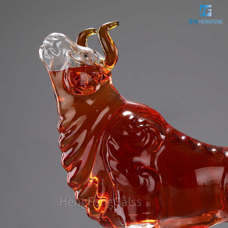 Bull-shaped craft-shaped wine bottle gift ornaments, head-up cow animal-shaped high borosilicate glass bubble wine bottle