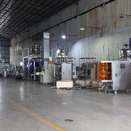 螺丝包包装机全自动袋装背封立式包装机定量称重灌装机设备 - 图0