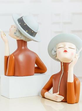 客厅电视背景墙两边的摆件都市气质女郎创意抽烟少女简约轻奢客厅