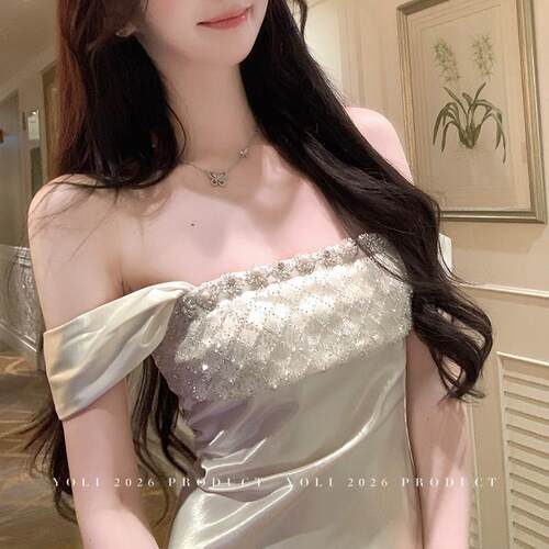 YOLI张宥利 流光宴会 白色方领连衣裙女春轻奢高级感显瘦缎面长裙 - 图1