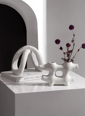 现代抽象陶瓷装饰，不规则花瓶，北欧学习桌面，简单的电视柜装饰