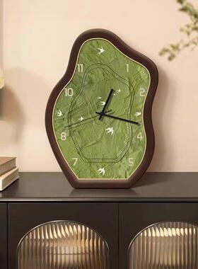 绿色风景挂墙钟表客厅挂钟中古高级感创意静音摆放桌面时钟摆台式