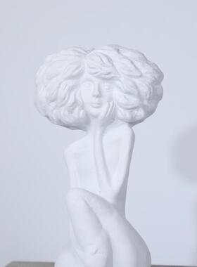 创意抽象白色爆炸头女生人物雕塑新房板房家居装饰树脂工艺品摆件