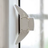 Детская защитная коляска, оконный замок