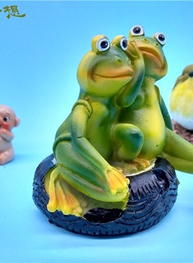 自然可爱风轮胎青蛙兄弟桌面装饰