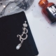 Crown Pearl Mặt dây chuyền rhinestone B thư hiển thị lĩnh vực flash khoan phù hợp với trâm cài pin trâm cài không khí sang trọng Hàn Quốc - Trâm cài ghim cài áo vest nữ Trâm cài