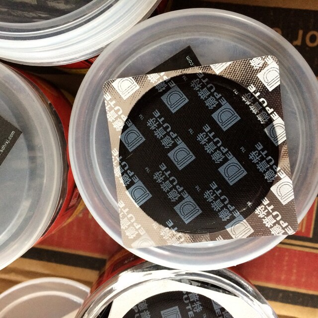Depute 80 ຕ່ອນຂອງ 50MM ສີດໍາຟິມເຢັນ patching film ຢາງການສ້ອມແປງຢາງ vacuum ຢາງເຢັນ patching ກາວ vacuum patching film