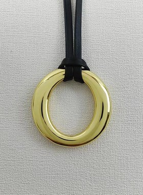 圆环光面吊坠项链设计感重工黑色D可调皮绳简约百搭高级感毛衣链