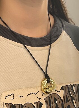 欧美新款时尚轻奢小众复古抽象镂空铜镀吊坠皮绳可调整Z项链毛衣