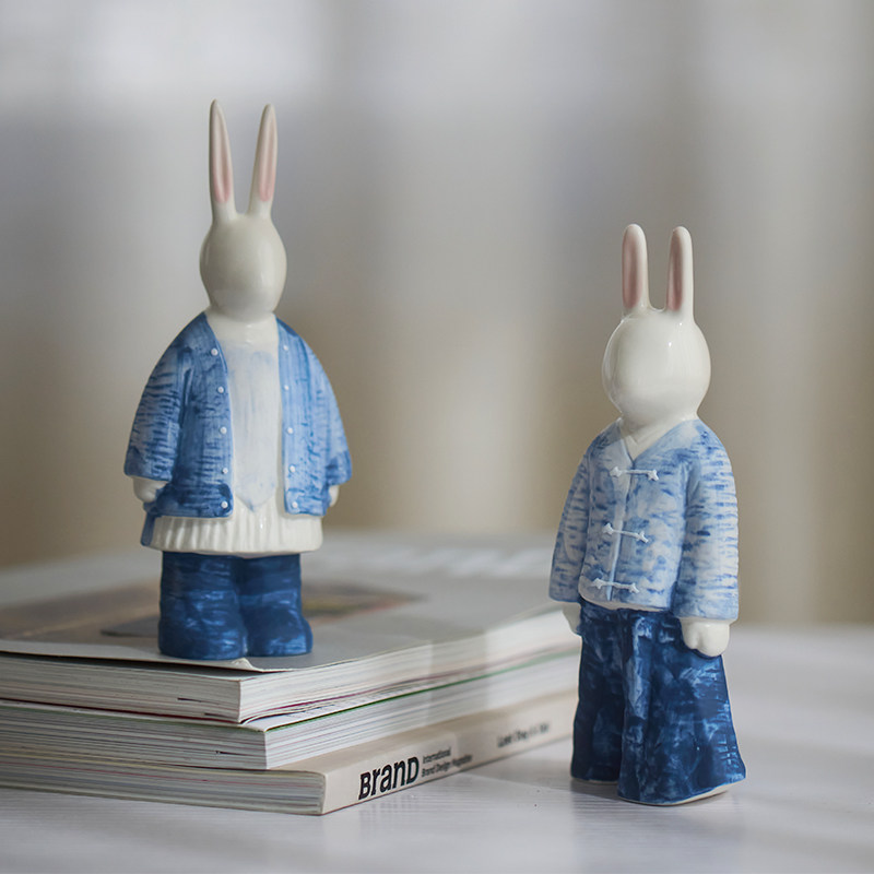 直销新品景德镇陶瓷青花兔v子摆件可爱现代客厅桌面家居装饰品生