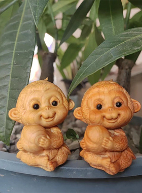 崖柏木雕刻猴子抱桃小摆件生肖猴手把件装饰品挂件创意工艺品礼品