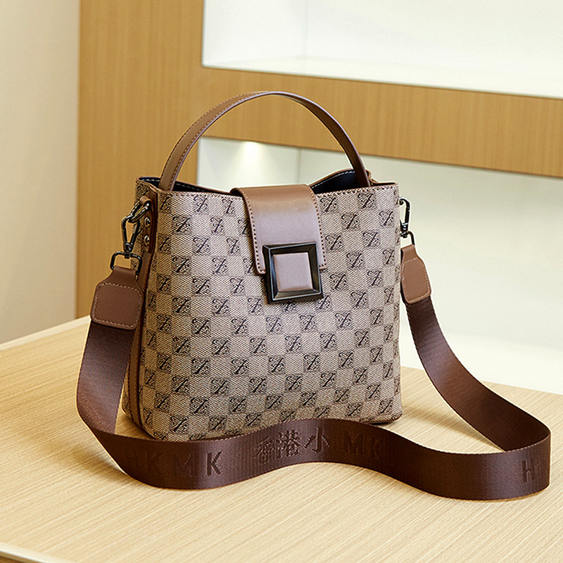 今年流行包包2023新款潮高级感C单肩手提斜挎女百搭简约老花水桶,淘宝优惠券,粉丝福利购,淘宝优惠卷