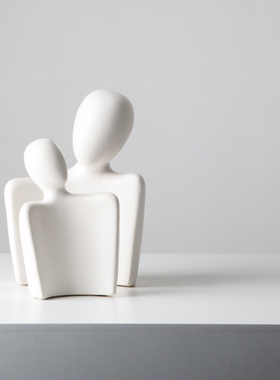 北欧简约抽象陶瓷人m物摆件装饰品样板房客厅玄关电视柜黑白色摆